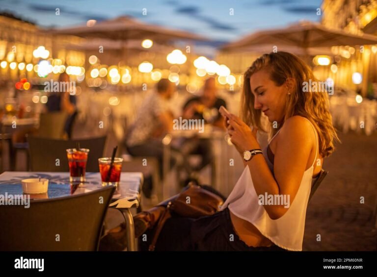 unaccogliente scena di gente che dine