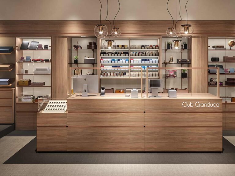 unaccogliente tabaccheria con prodotti vari