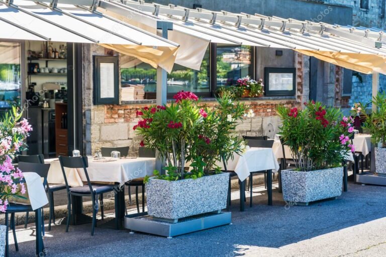 Dove posso trovare foto della trattoria L'Oriuolo 37 unaccogliente trattoria con tavoli allaperto