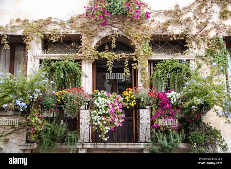 Come può il restauro di un'antica casa di famiglia riportare alla vita 11 unantica casa restaurata con fiori intorno