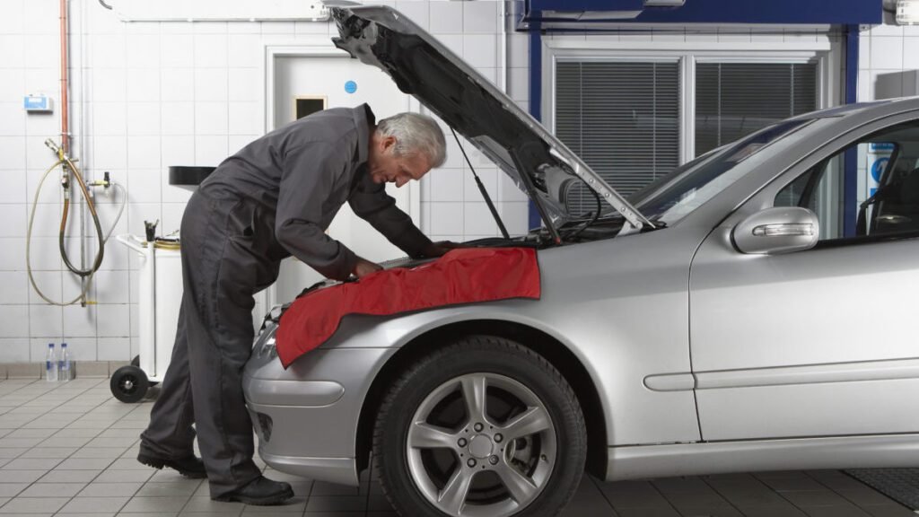 unauto in riparazione con attrezzi