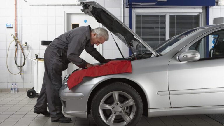 unauto in riparazione con attrezzi