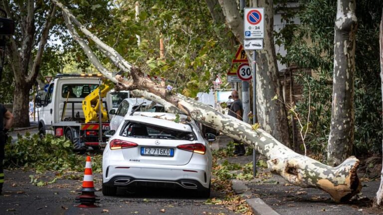 unauto in sosta su strada romana