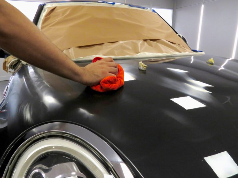 unauto lucida in un centro di detailing