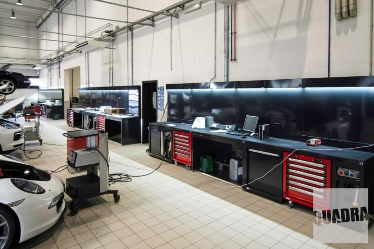 unauto moderna in unofficina elegante