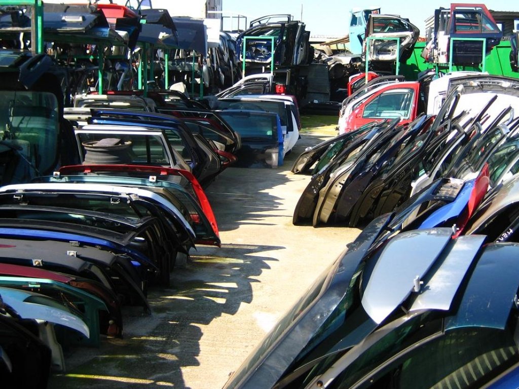 unautorimessa con ricambi auto in vendita