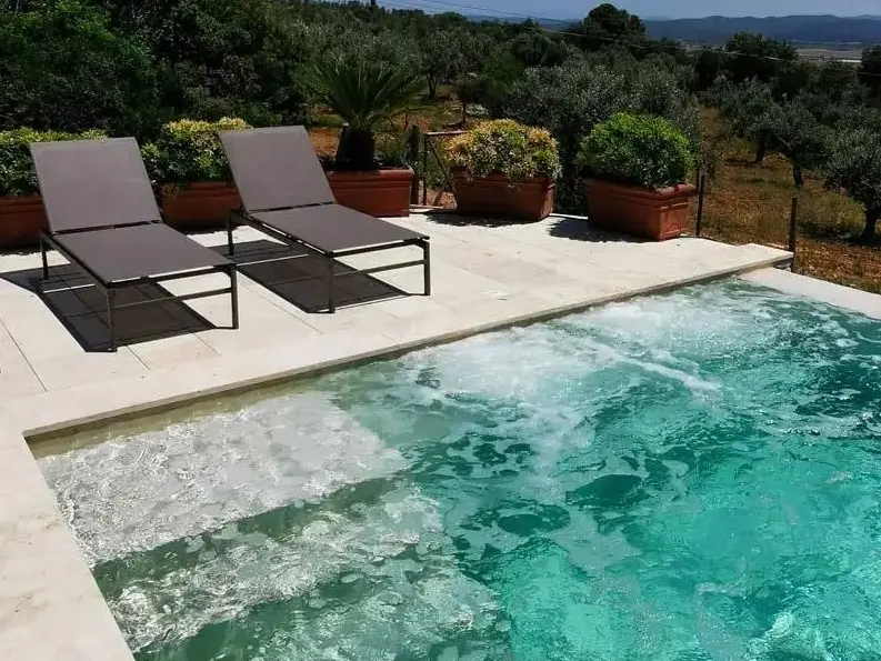 Quali servizi offre la piscina del Harbour Club di Milano