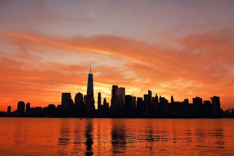 uno skyline di new york al tramonto