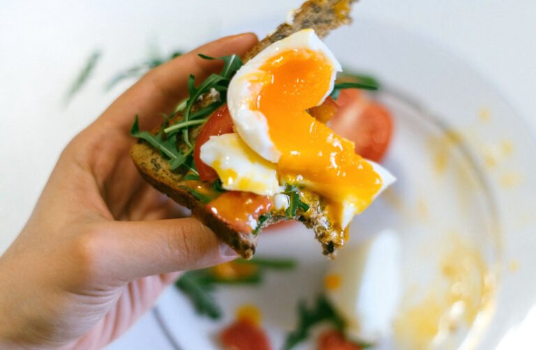 Come si prepara un perfetto uovo alla camicia in pochi passaggi 40 uovo alla camicia su un piatto elegante