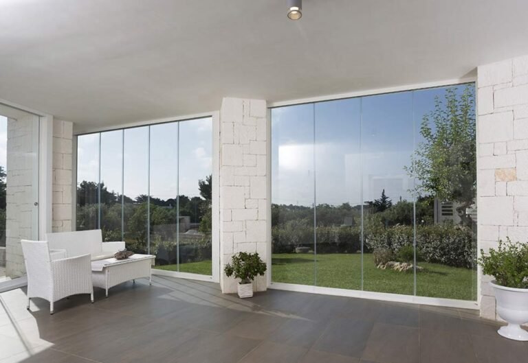 vetrate moderne in un edificio elegante