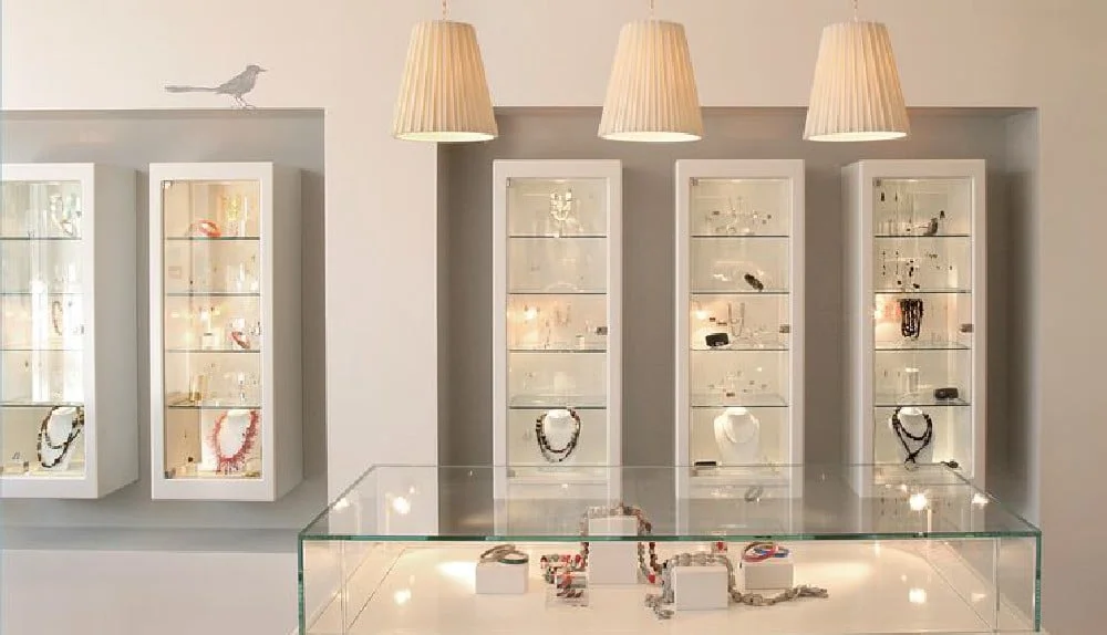 Dove trovare il miglior compro oro a Padova per vendere i tuoi gioielli 1 vetrina di gioielli in un negozio