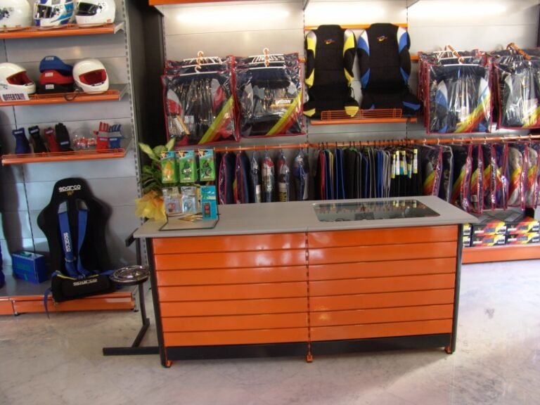 Dove trovare ricambi per auto a Brindisi presso Palma Ricambi 36 vetrina di ricambi auto colorati