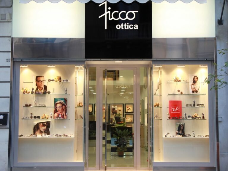 Dove trovare un ottico in Via Torino a Milano 14 vetrina di un ottico in citta