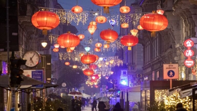 vibrante strada di chinatown a milano