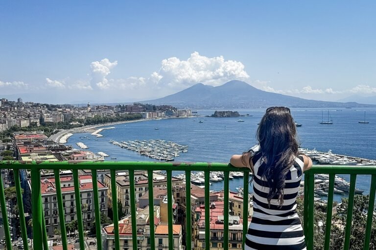 vista panoramica del borgo marinaro di napoli