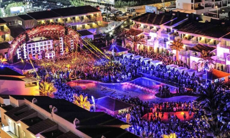 Quali sono le attrazioni principali del Hi Club Ibiza da non perdere 29 vista panoramica del hi club ibiza di notte