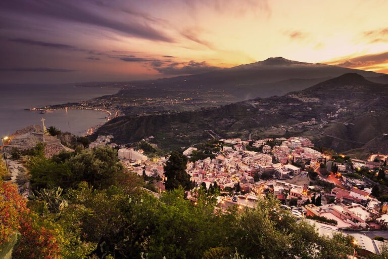 Quali sono le informazioni principali su Tomarchio ad Aci Sant'Antonio 11 vista panoramica di aci santantonio