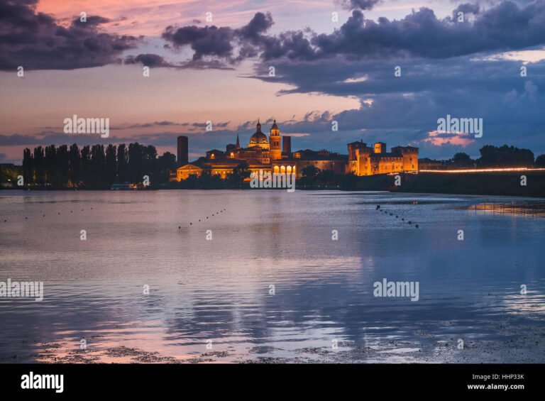 vista panoramica di mantova al tramonto