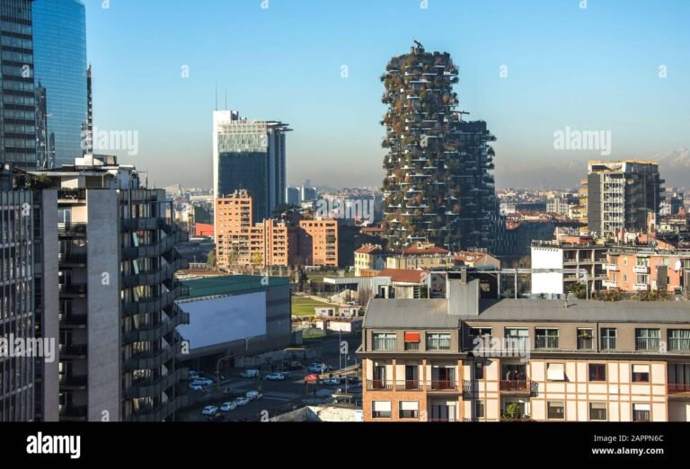 vista panoramica di milano con skyline moderno