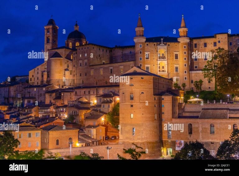 vista panoramica di urbino al tramonto