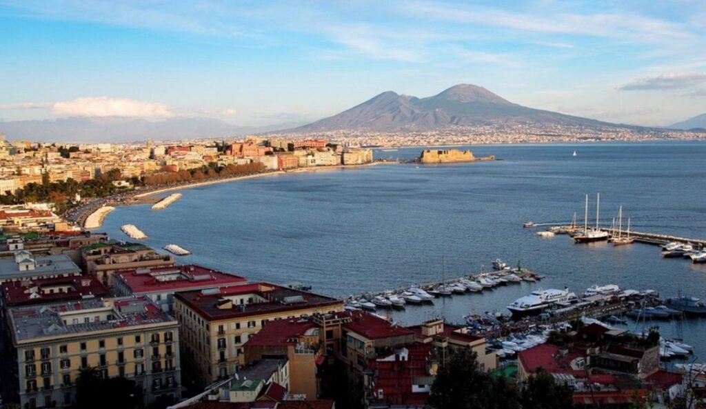 vista panoramica sul lungomare di napoli