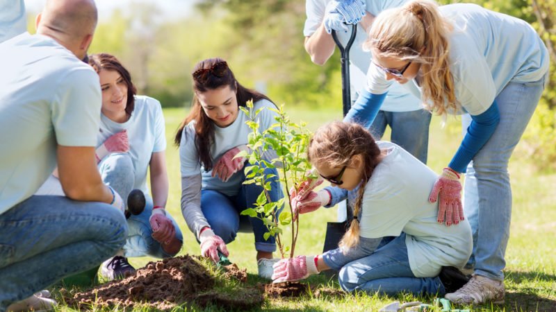 Cos'è Action Aid Italia e quali sono i suoi principali obiettivi 1 volontari che aiutano comunita in difficolta